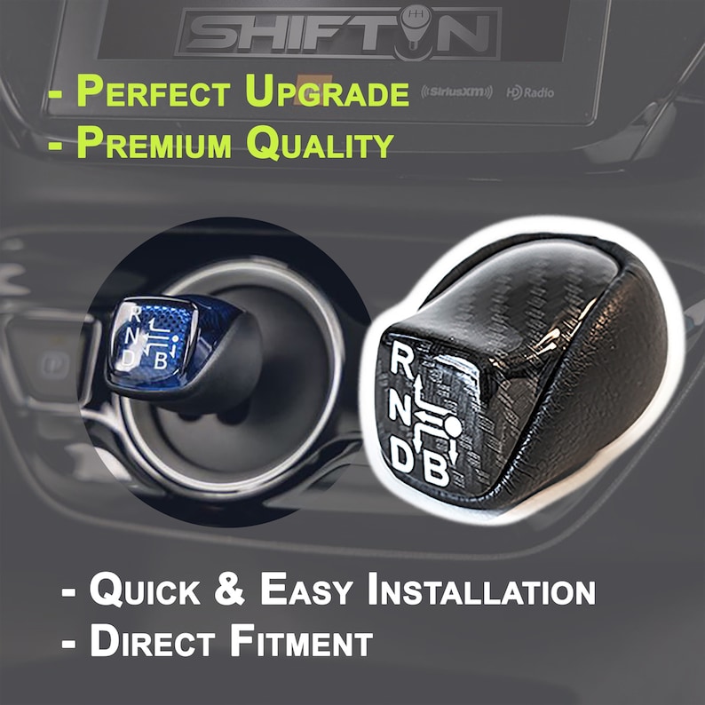 Op de afbeelding: Er worden twee autoversnellingspookknoppen getoond. E&eacute;n is zwart met witte letters en een koolstofvezelpatroon. De andere is blauw met witte letters. Tekst op de afbeelding luidt: "PERFECT UPGRADE", "PREMIUM QUALITY", "QUICK & EASY INSTALLATION" en "DIRECT FITMENT".
