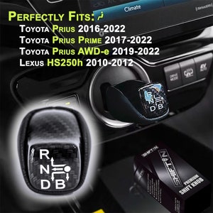 Op de afbeelding: Een versnellingspookknop van koolstofvezel met witte letters, met de versnellingsposities R, N, D en B. De afbeelding toont ook de tekst "PERFECT PAST:" en geeft compatibele Toyota Prius- en Lexus-modellen weer.