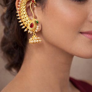 ラジワディゴールドメッキパール＆クンダンイヤーカフジュムカイヤリング、ルビーストーンテンプルトラディショナルイヤリング