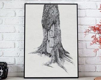 Puede incluir: Un dibujo en blanco y negro de un tronco de árbol con una puerta tallada en él. La puerta está parcialmente abierta y el tronco del árbol es texturizado. El dibujo está enmarcado en un marco negro.