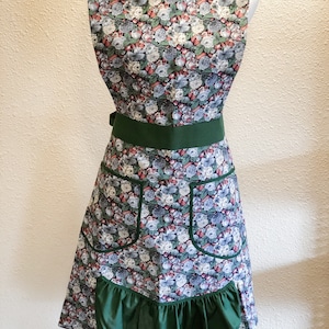 Women&#39;s Floral Apron • Floral Apron with pockets • Adult Apron