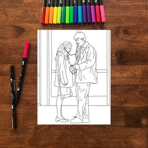 Pode incluir: Desenho a tra&ccedil;o de uma cena com duas pessoas em papel branco. O fundo &eacute; de madeira. Um conjunto de marcadores coloridos est&aacute; disposto na parte superior, e dois marcadores no lado esquerdo.