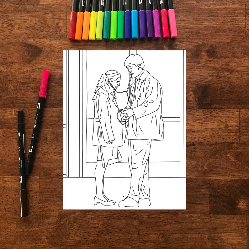 Pode incluir: Desenho a tra&ccedil;o de uma cena com duas pessoas em papel branco. O fundo &eacute; de madeira. Um conjunto de marcadores coloridos est&aacute; disposto na parte superior, e dois marcadores no lado esquerdo.