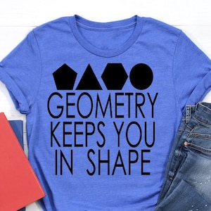 Puede incluir: Una camiseta azul con un gráfico de formas geométricas y el texto "GEOMETRY KEEPS YOU IN SHAPE".