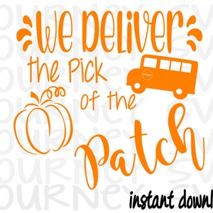 Könnte beinhalten: Orangefarbenes Grafikdesign mit dem Text "We deliver the pick of the patch" und einem gezeichneten Schulbus. Der Text ist in einer handschriftlichen Schriftart.