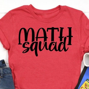 Könnte beinhalten: Rotes T-Shirt mit schwarzem Text, der "MATH squad" lautet.
