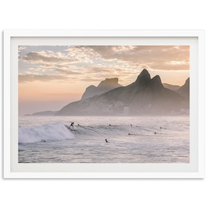Impressão de surfe de belas artes - decoração de parede costeira emoldurada, praia de Ipanema, fotografia de surfe no Brasil, impressão oceânica, arte de parede costeira suave