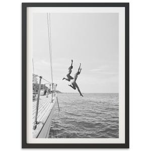 Fine Art Photography-afdruk: ingelijste zwart-witte kustmuurdecoratie, vrouwen springen zeilbootjacht, Italië strandafdruk, kunst aan de muur zomer