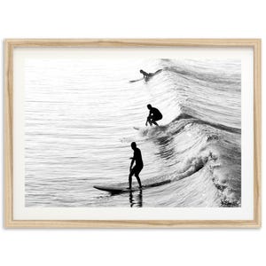 Impresión artística de surf: fotografía de surf enmarcada en blanco y negro, arte mural de Malibú, California, impresión veraniega, decoración de pared con un toque costero chic.