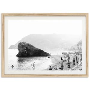Impression de photographie de plage encadrée en noir et blanc | Art mural côtier des Cinque Terre, Italie