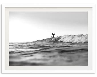 Stampa di surf in bianco e nero d'arte - Decorazione da parete con fotografia d'arte con cornice per casa sulla spiaggia con longboard sull'oceano