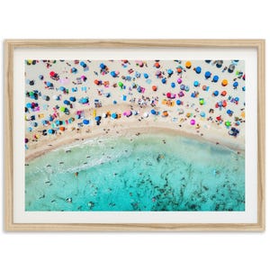 Impresión fotográfica aérea de playa enmarcada / Arte mural costero, decoración oceánica, sombrillas
