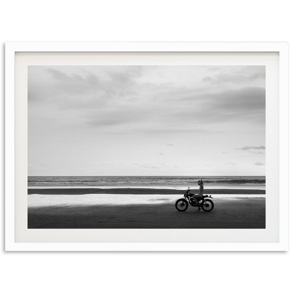 Fine Art Moto Schwarz-Weiß-Fotografie-Druck – Motorrad-Strand-Lifestyle, Vintage-Americana, gerahmter Druck, Heim-Wanddekoration