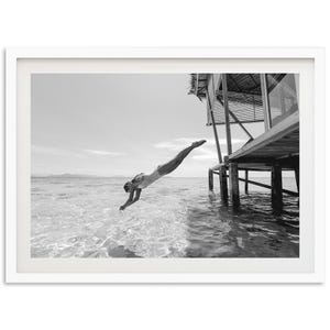 Impresión fotográfica de bellas artes enmarcada: arte de pared minimalista, mujer en la playa en blanco y negro, estilo de vida de lujo, vida costera, impresión vintage del océano