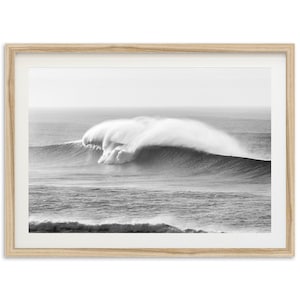 Lámina enmarcada de surf de olas gigantes / Fotografía oceánica en blanco y negro, Arte mural costero
