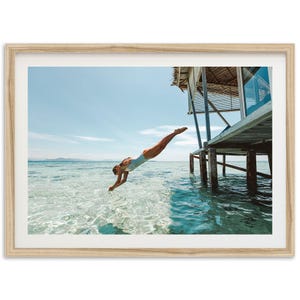 Impresión fotográfica de bellas artes enmarcada: Impresión de vida costera, fotografía vintage de buceo en el océano, arte mural minimalista, póster de mujer en la playa