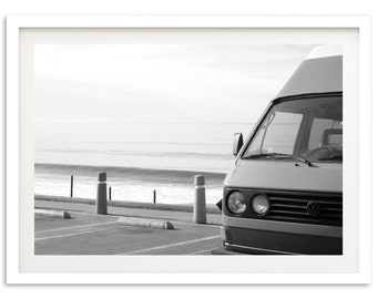 Stampa Fine Art California Surf - Van VW Van Life vintage in bianco e nero con onde dell'oceano, decorazione da parete con fotografia d'arte, casa sulla spiaggia
