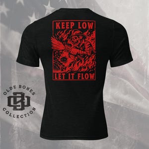 Mantente agachado, deja que fluya, camiseta de bombero