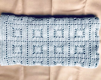 Couverture bébé crochetée à la main en bleu pâle