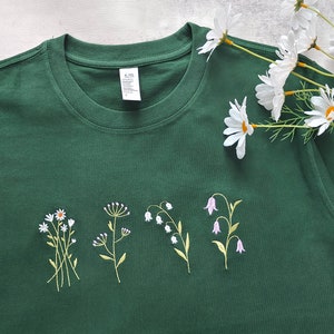 Schöne Wildblumen gestickte T-Shirt, dunkelgrüne Gänseblümchen Shirt, Blumenstickerei T-Shirts, Geschenke für sie / er, Geschenke für Mama Bild 2