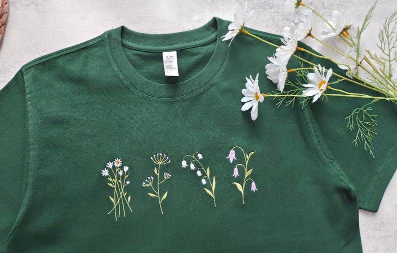 Schöne Wildblumen gestickte T-Shirt, dunkelgrüne Gänseblümchen Shirt, Blumenstickerei T-Shirts, Geschenke für sie / er, Geschenke für Mama Bild 2