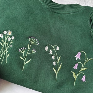 Süßer Wildblumen bestickter Rundhalsausschnitt-Dunkelgrünes Gänseblümchen Sweatshirt-Blumen besticktes Sweatshirt-Geschenke für sie, Geschenke für Mama Bild 3