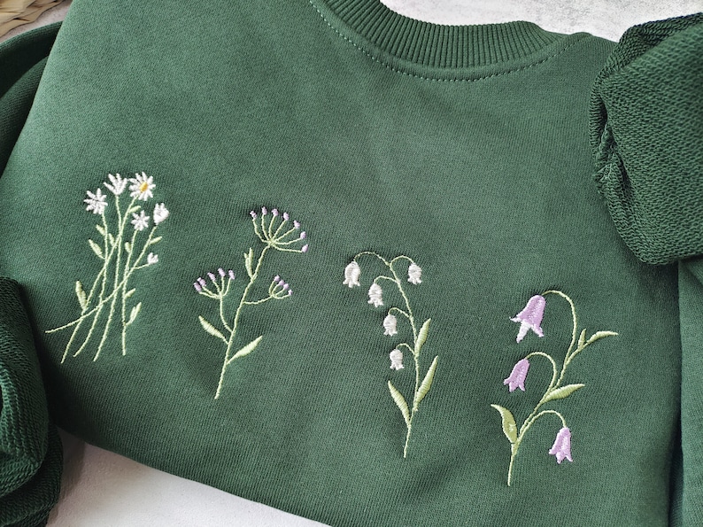 Süßer Wildblumen bestickter Rundhalsausschnitt-Dunkelgrünes Gänseblümchen Sweatshirt-Blumen besticktes Sweatshirt-Geschenke für sie, Geschenke für Mama Bild 3