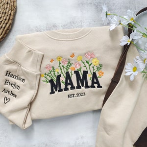 Sudadera floral bordada de mamá personalizada, cuello redondo de mamá personalizado con nombres de niños, corazón en la manga, regalo para la nueva mamá, regalo del día de la madre imagen 1