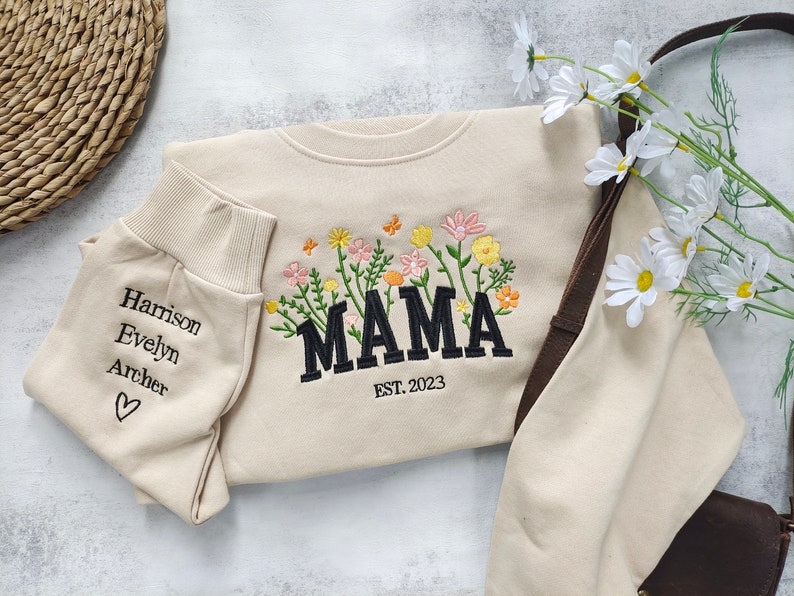 Sudadera floral bordada de mamá personalizada, cuello redondo de mamá personalizado con nombres de niños, corazón en la manga, regalo para la nueva mamá, regalo del día de la madre imagen 1