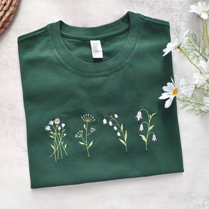 Schöne Wildblumen gestickte T-Shirt, dunkelgrüne Gänseblümchen Shirt, Blumenstickerei T-Shirts, Geschenke für sie / er, Geschenke für Mama Bild 1