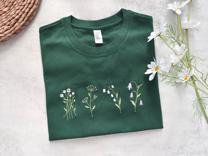 Schöne Wildblumen gestickte T-Shirt, dunkelgrüne Gänseblümchen Shirt, Blumenstickerei T-Shirts, Geschenke für sie / er, Geschenke für Mama Bild 1