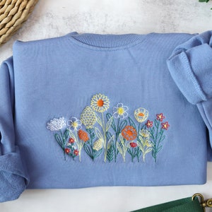 Crewneck brodé de fleurs sauvages, sweat-shirt vintage, Fine Line, sweat-shirt brodé floral, cadeaux pour femmes, amis, cadeau pour MAMA