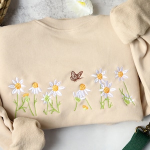 Daisies and butterfly embroidery sweatshirt,crewneck sweatshirt embroidered,Sweatshirts for Women-Gifts for her,MAMA