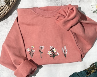 Pink Crewneck Daisy Sweatshirt embroidered,Flower Sweatshirt,Embroidered Sweatshirt Vintage,Lovely Daisy,Floral Sweatshirt,Gifts for her