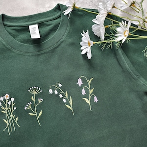 Schöne Wildblumen gestickte T-Shirt, dunkelgrüne Gänseblümchen Shirt, Blumenstickerei T-Shirts, Geschenke für sie / er, Geschenke für Mama Bild 4