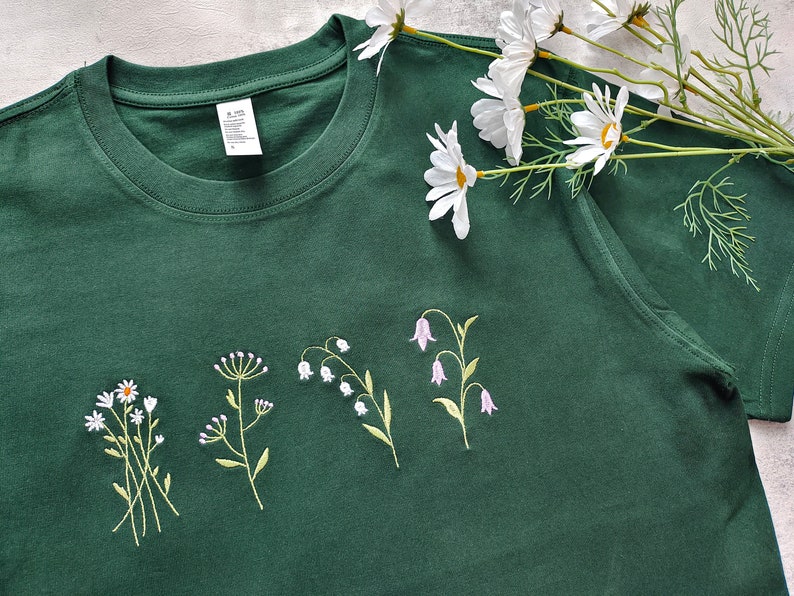 Schöne Wildblumen gestickte T-Shirt, dunkelgrüne Gänseblümchen Shirt, Blumenstickerei T-Shirts, Geschenke für sie / er, Geschenke für Mama Bild 4