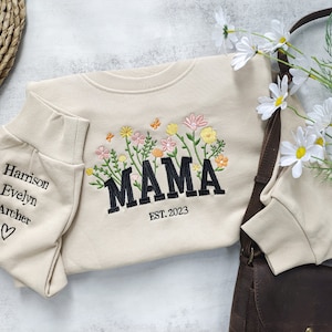 Sudadera floral bordada de mamá personalizada, cuello redondo de mamá personalizado con nombres de niños, corazón en la manga, regalo para la nueva mamá, regalo del día de la madre imagen 2