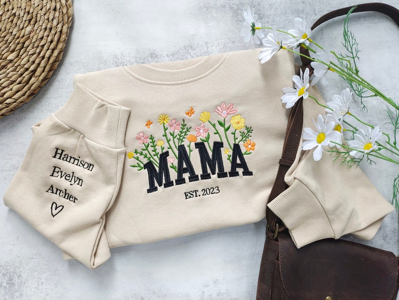 Sudadera floral bordada de mamá personalizada, cuello redondo de mamá personalizado con nombres de niños, corazón en la manga, regalo para la nueva mamá, regalo del día de la madre imagen 2