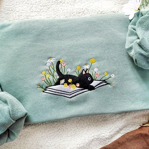 Niedliches liegen auf der Buch-Katze gesticktes Sweatshirt, gesticktes Gänseblümchen-Rundhalsausschnitt, Lese-Sweatshirt, Bücher lesen, Geschenk für Katzenliebhaber