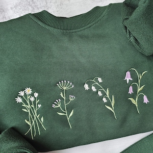 Süßer Wildblumen bestickter Rundhalsausschnitt-Dunkelgrünes Gänseblümchen Sweatshirt-Blumen besticktes Sweatshirt-Geschenke für sie, Geschenke für Mama Bild 2