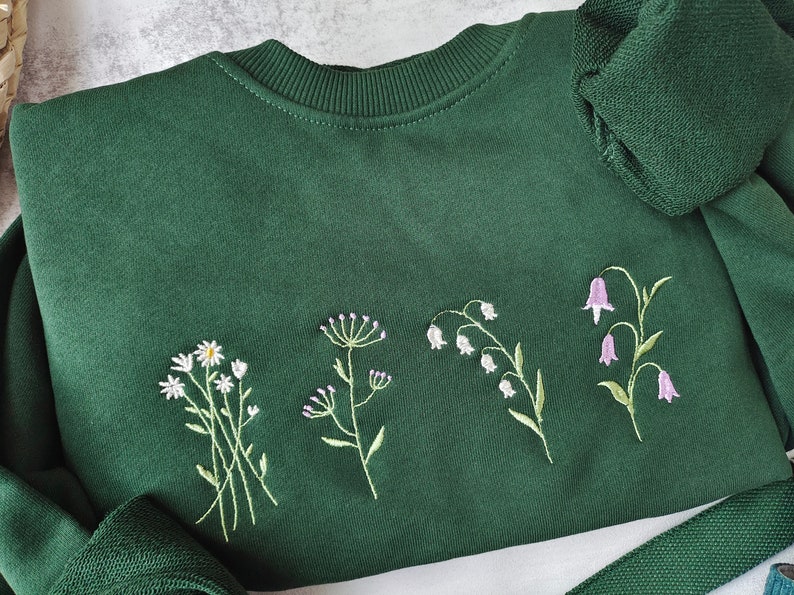 Süßer Wildblumen bestickter Rundhalsausschnitt-Dunkelgrünes Gänseblümchen Sweatshirt-Blumen besticktes Sweatshirt-Geschenke für sie, Geschenke für Mama Bild 2