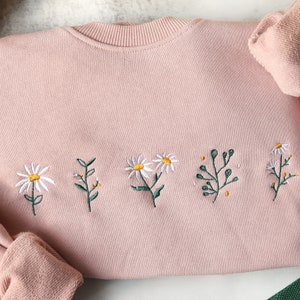 Rosa Gänseblümchen besticktes Sweatshirt mit Rundhalsausschnitt, reizendes Gänseblümchen, Blumen-Sweatshirt, Geschenke für sie, Geschenk für MAMA