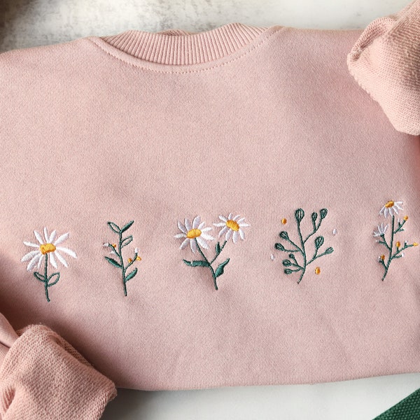 Pink daisy embroidered crewneck sweatshirt embroidered,Lovely Daisy,Floral Sweatshirt,Gifts for her,Gift for MAMA