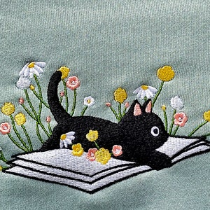 Sweat brodé chat mignon allongé sur le livre, col rond brodé marguerite, sweat-shirt de lecture, lecture de livres, cadeau pour amoureux des chats image 6