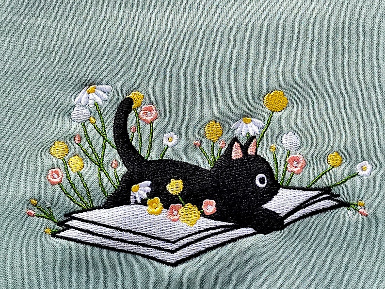 Sweat brodé chat mignon allongé sur le livre, col rond brodé marguerite, sweat-shirt de lecture, lecture de livres, cadeau pour amoureux des chats image 6