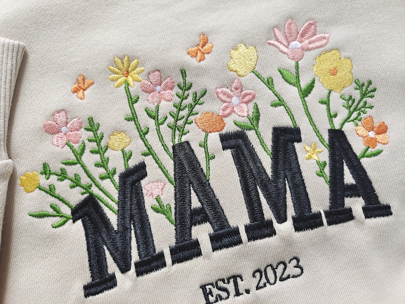 Custom Mama Embroidered Floral Sweatshirt,Custom Mama Crewneck With Kids Names, Heart On Sleeve, Gift For New Mom, Mother's Day Gift zdjęcie 3