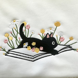 Sweat brodé chat mignon allongé sur le livre, col rond brodé marguerite, sweat-shirt de lecture, lecture de livres, cadeau pour amoureux des chats image 5