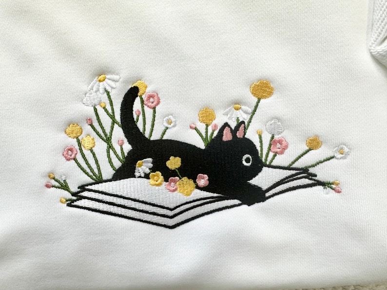 Sweat brodé chat mignon allongé sur le livre, col rond brodé marguerite, sweat-shirt de lecture, lecture de livres, cadeau pour amoureux des chats image 5