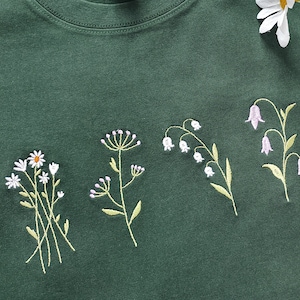 Schöne Wildblumen gestickte T-Shirt, dunkelgrüne Gänseblümchen Shirt, Blumenstickerei T-Shirts, Geschenke für sie / er, Geschenke für Mama Bild 3