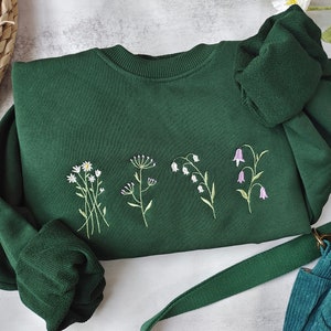 Cute Wildflowers embroidered crewneck-Dark green daisy sweatshirt-Floral embroidered sweatshirt-Gifts for her,Gifts for Mom